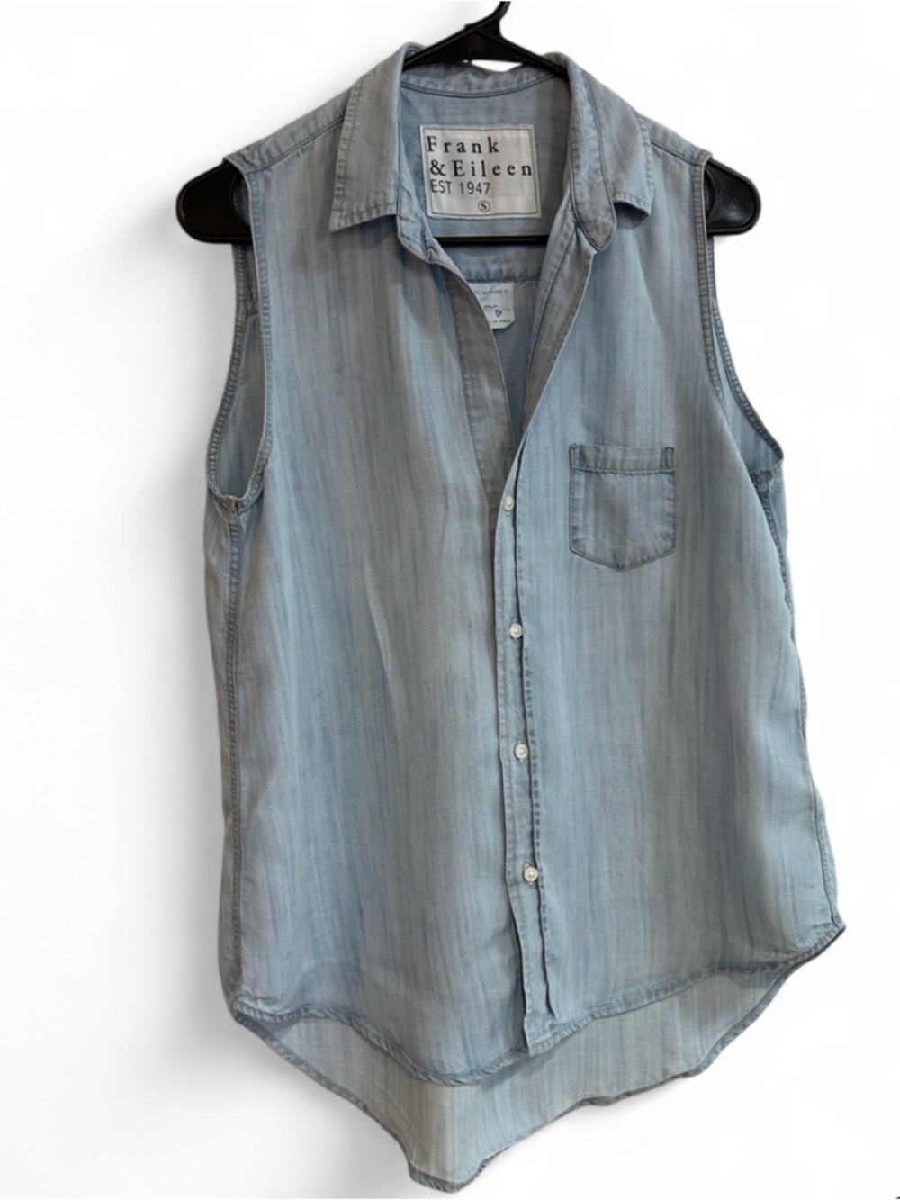 Frank & Eileen Light Chambray Sleeveless Button-Down